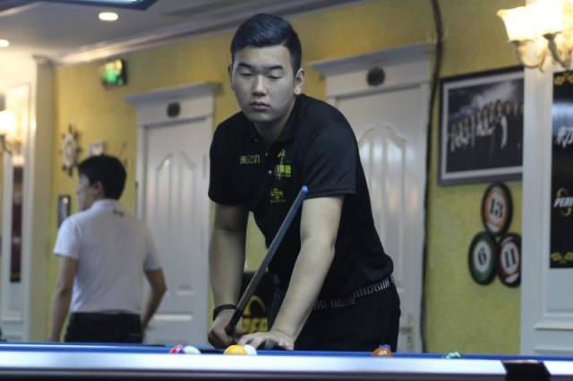 曼联主场1-1战平西汉姆联，近5轮仅1胜，阿莫林临场换人失误导致失利，球队前景堪忧。