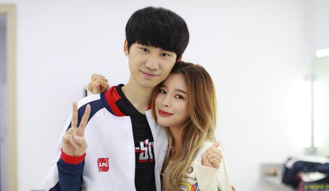 前锋单刀破门，决绝果断引喝彩