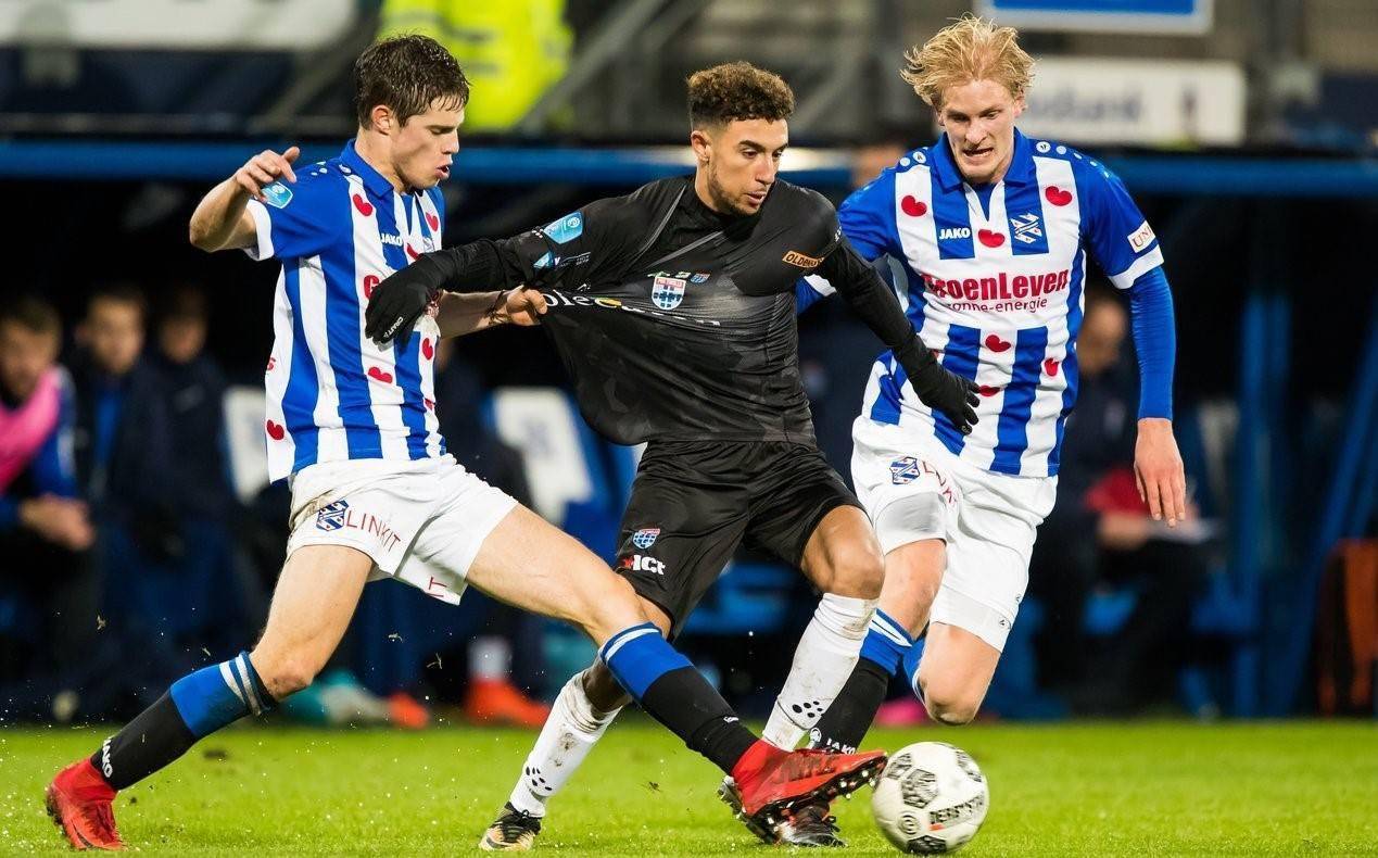 但他缺席的 但他缺席的